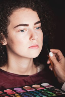 Güzellik ve makyaj kavramı - portre portre profesyonel makyaj fırçası ile almak güzel kadının.