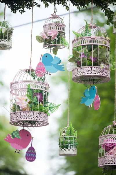 ライブイースターフェアの装飾 ピンク鳥籠 — ストック写真