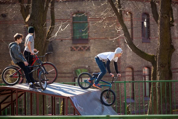 Lvov Ukrajina Března 2020 Bmx Městském Skateparku Skupina Teenagerů Kolech — Stock fotografie