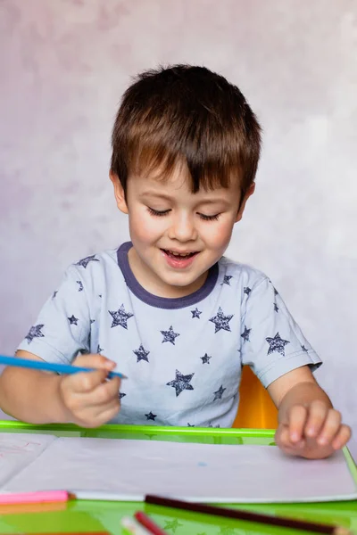 Kleiner Junge Zeichnet Mit Buntstiften Der Kleine Junge Hält Buntstifte — Stockfoto