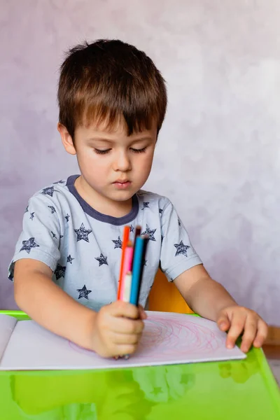 Kleiner Junge Zeichnet Mit Buntstiften Der Kleine Junge Hält Buntstifte — Stockfoto