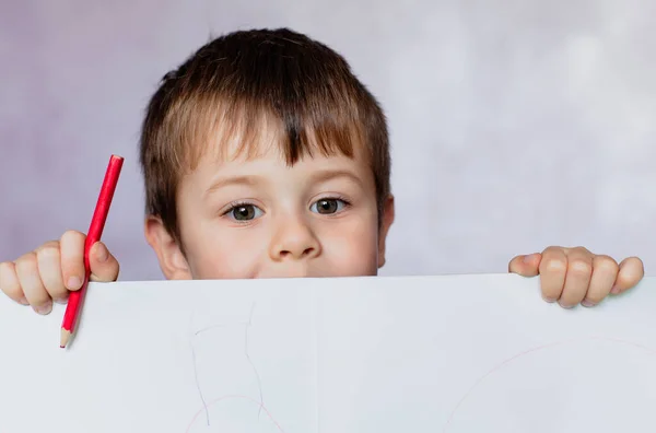 Lustig Pojke Letar Efter Ett Ritalbum Liten Pojke Ritning Med — Stockfoto