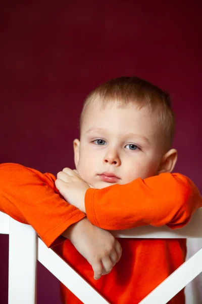 Petit Garçon Blond Réfléchi Assis Sur Une Chaise Cuisine Blanche — Photo