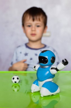 Küçük çocuk robotla oynuyor. Çocuklar için robot. Çocuklar ve oyuncaklar. Akıllı oyuncak