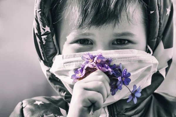 Criança Bonita Máscara Médica Cheirando Buquê Flores Floresta Conservação Natureza — Fotografia de Stock