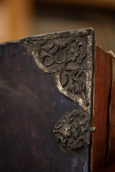 Metal Köşeli Büyük Eski Deri Bir Kitap Eski Kırsal Kitap — Stok fotoğraf