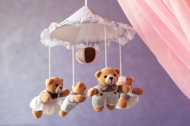 Küçük ayılarla bebek müzik gezici atlıkarınca. Oyuncak atlıkarınca, bebek yatağının üstünde. Bebek odası yakın çekim elementi. Daha iyi bir bebek uykusu için aygıt
