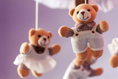 Küçük ayılarla bebek müzik gezici atlıkarınca. Oyuncak atlıkarınca, bebek yatağının üstünde. Bebek odası yakın çekim elementi. Daha iyi bir bebek uykusu için aygıt