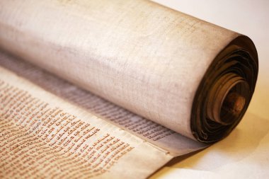 Eski Torah parşömen defteri. Detayları kapat. Tevrat Yahudileri. Sığ alan derinliği
