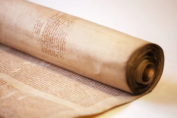 Eski Torah parşömen defteri. Detayları kapat. Tevrat Yahudileri. Sığ alan derinliği