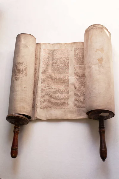 Eski Torah parşömen defteri. Detayları kapat. Tevrat, Yahudi kutsal kitabı. The Torah. Yahudi yazıtlarının ilk beş kitabı.