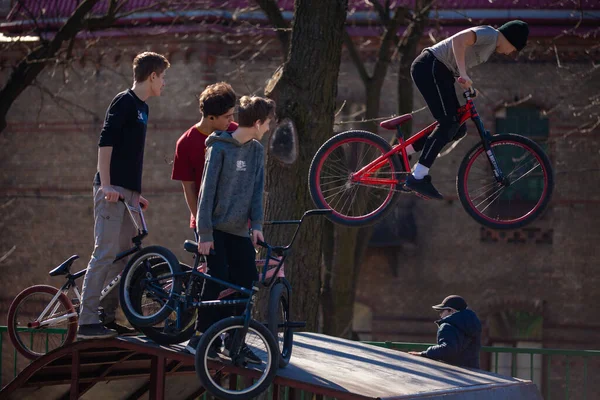 Lviv, Ukrayna - 12 Mart 2020: Bmx şehir kaykay parkında. Bir grup genç kaykay parkında Bmx bisikleti sürüyor. Aşırı sporlar gençler arasında çok popülerdir..