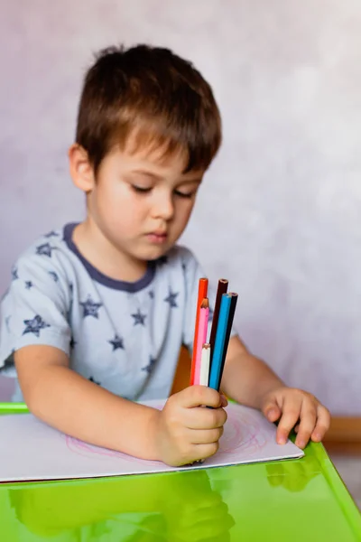 Liten Pojke Ritar Med Färgpennor Den Lille Pojken Håller Färgpennor — Stockfoto