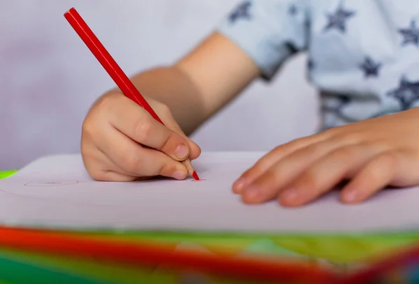 Primer Plano Niños Manos Dibujo Niño Sostiene Lápices Colores Chico — Foto de Stock