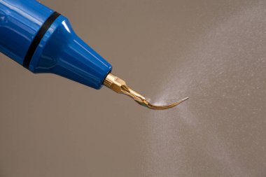 Su sıçramalı diş ultrasonik pulu. Periodontal ultrasonik pullayıcı, öncelikli olarak insan dişlerinin korunması ve periodontal bakımında kullanılan bir dişçidir..