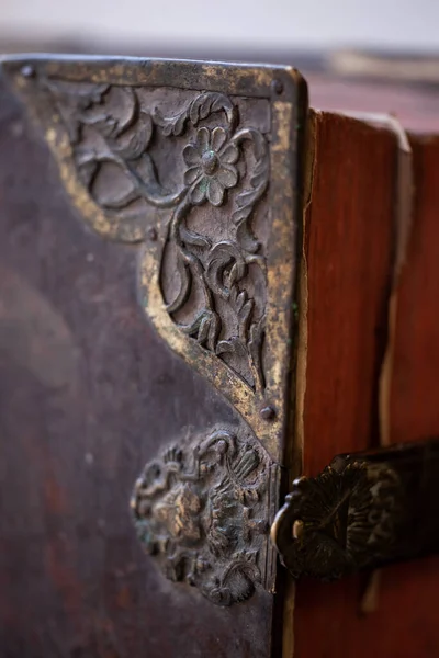 Metal Köşeleri Kilidi Olan Büyük Eski Deri Bir Kitap Eski — Stok fotoğraf