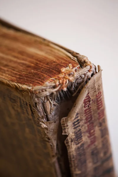 Viejo libro andrajoso. Hojas de un viejo libro grueso. Las páginas viejas están destrozadas, destrozadas. Libro antiguo . — Foto de Stock