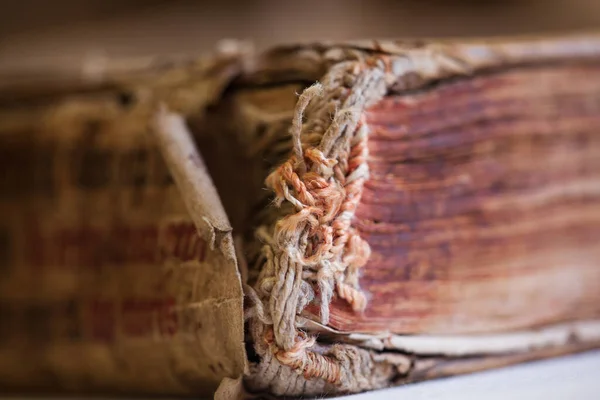 Viejo libro andrajoso. Hojas de un viejo libro grueso. Las páginas viejas están destrozadas, destrozadas. Libro antiguo . —  Fotos de Stock