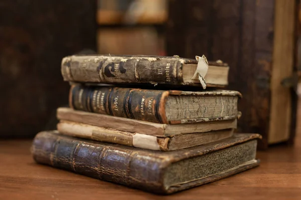 Montón de libros antiguos sobre mesa de madera — Foto de Stock