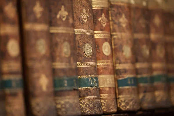 오래 된 낡은 책들 이 나무 선반 위에 있습니다. 역사라는 주제에 대한 개념, 향수, 노령. — 스톡 사진