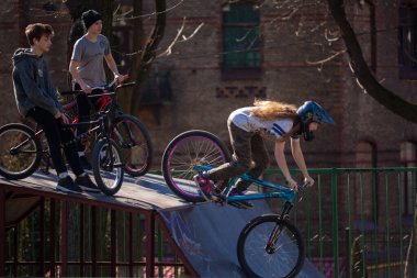 Lviv, Ukrayna - 12 Mart 2020: Bmx şehir kaykay parkında. Bir grup genç kaykay parkında Bmx bisikleti sürüyor. Aşırı sporlar gençler arasında çok popülerdir..