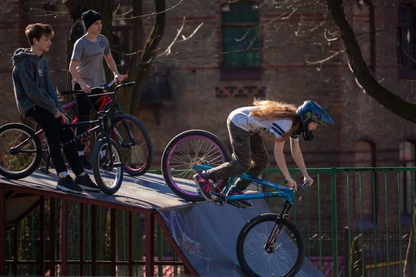 Lviv, Ukrayna - 12 Mart 2020: Bmx şehir kaykay parkında. Bir grup genç kaykay parkında Bmx bisikleti sürüyor. Aşırı sporlar gençler arasında çok popülerdir..