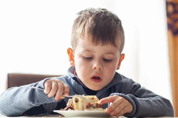 Menino Bonito Café Comer Grande Pedaço Bolo Com Garfo Sobremesas — Fotografia de Stock