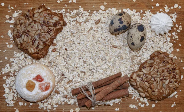 Biscuits, oats flakes, cinnamon sticks, meringue, candle, eggs o — Stock Photo, Image