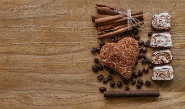 kahverengi ahşap panel kahve çekirdeği ve Türk lokumu tarçınlı kurabiye çikolata sopa ahşap doku