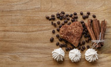 ahşap doku beze ve kahve çekirdeği ve tarçınlı kurabiye tarçın sopa