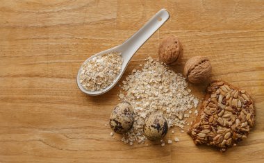 yulaf ezmesi ve yumurta ve çerez ve fındık ahşap doku