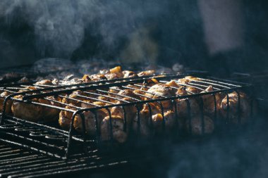 Izgara veya Barbekü Buhar ve küçük Su damlacıkları ızgara champignon beyaz mantar