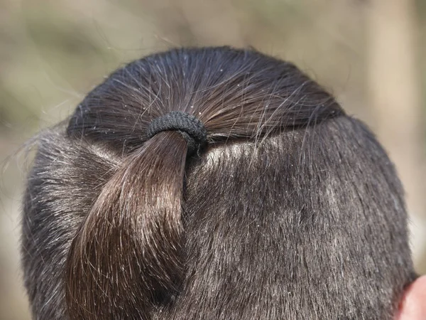 Pigtail corte de pelo masculino, primer plano sobre un fondo de la naturaleza . —  Fotos de Stock