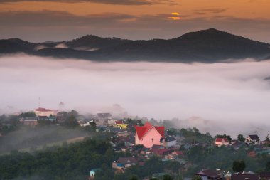 Sis, gündoğumu güzellik dağda Da Lat, Lam Dong Eyaleti, Vietnam.