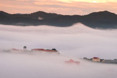 Sis, gündoğumu güzellik dağda Da Lat, Lam Dong Eyaleti, Vietnam.