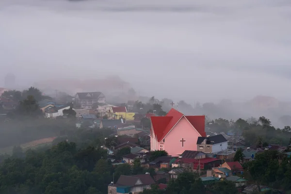 Bellezza nella nebbia all'alba sulla montagna a Da Lat, provincia di Lam Dong, Vietnam . Foto Stock Royalty Free