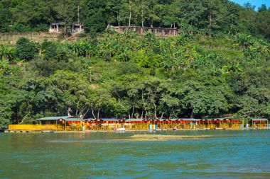 Vietnam ve Çin tahtası boyunca Banyue veya Ban Gioc şelalesi..