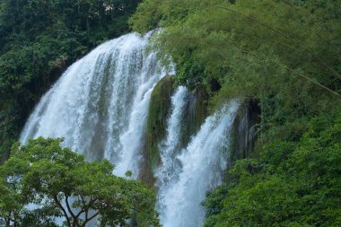 Vietnam ve Çin tahtası boyunca Banyue veya Ban Gioc şelalesi..