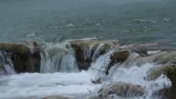 Banyue ou Ban Gioc cachoeira ao longo placa vietnamita e chinesa . — Vídeo de Stock