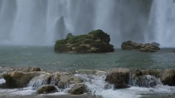 Cascata di Banyue o Ban Gioc lungo il bordo vietnamita e cinese . — Video Stock