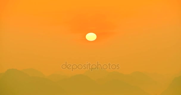 4 k idő telik el. gyönyörű táj napkeltekor, a nap mozog kerek slowly.in Bac fia, Lang Son tartományban, Vietnam. — Stock videók