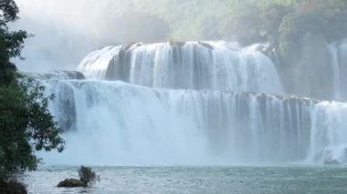 Vietnam ve Çin tahtası boyunca Banyue veya Ban Gioc şelalesi.