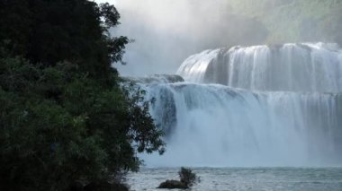 Vietnam ve Çin tahtası boyunca Banyue veya Ban Gioc şelalesi.