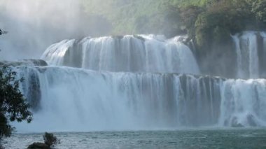 Vietnam ve Çin tahtası boyunca Banyue veya Ban Gioc şelalesi.