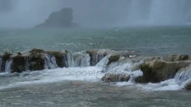 Vietnam ve Çin tahtası boyunca Banyue veya Ban Gioc şelalesi.
