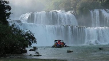 Vietnam ve Çin tahtası boyunca Banyue veya Ban Gioc şelalesi.