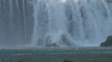 Vietnam ve Çin tahtası boyunca Banyue veya Ban Gioc şelalesi.