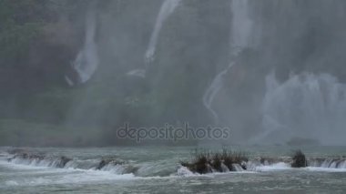 Vietnam ve Çin tahtası boyunca Banyue veya Ban Gioc şelalesi.