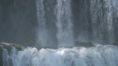 Vietnam ve Çin tahtası boyunca Banyue veya Ban Gioc şelalesi.