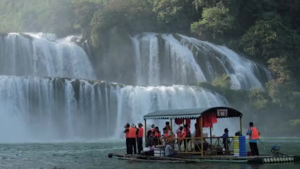 Banyue ou Ban Gioc cachoeira ao longo placa vietnamita e chinesa . — Vídeo de Stock